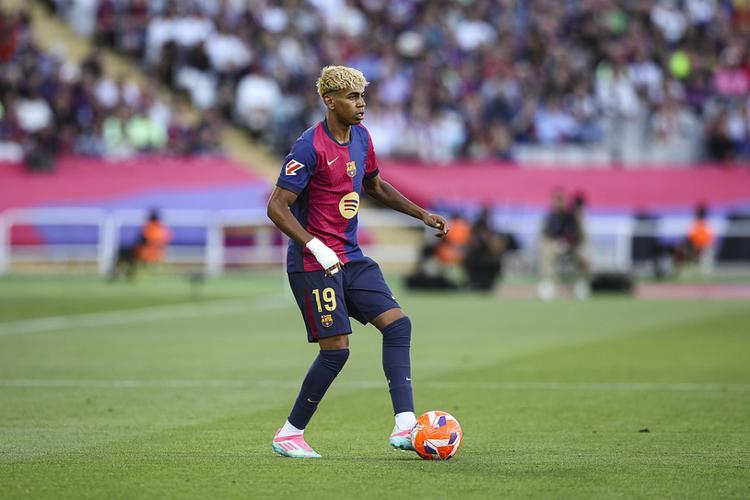 热议国足选帅：本土教练是陪标的；选土帅洋帅都是领导一句话（国足选帅惹争议：本土教练被指陪跑，土洋之选终归领导拍板）