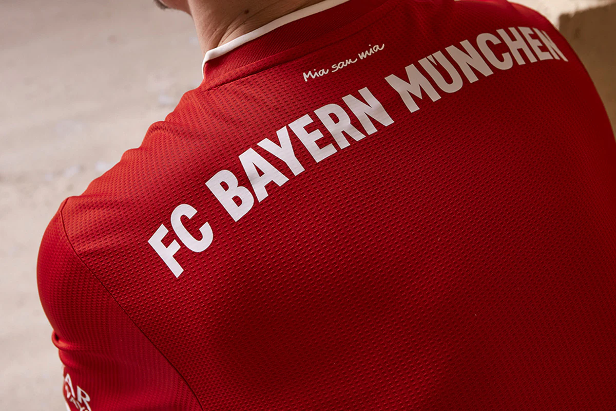 这雪有点大，欧冠赛前一名挪威记者在博德闪耀的球场边线处滑雪（欧冠赛前大雪来袭，挪威记者在博德闪耀场边滑雪）