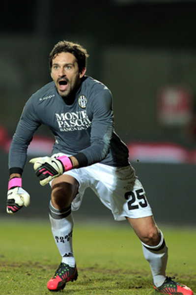 贴地斩助国米取胜，卡洛斯-奥古斯托打进生涯欧冠处子球（卡洛斯-奥古斯托欧冠首球，贴地斩助国米告捷）