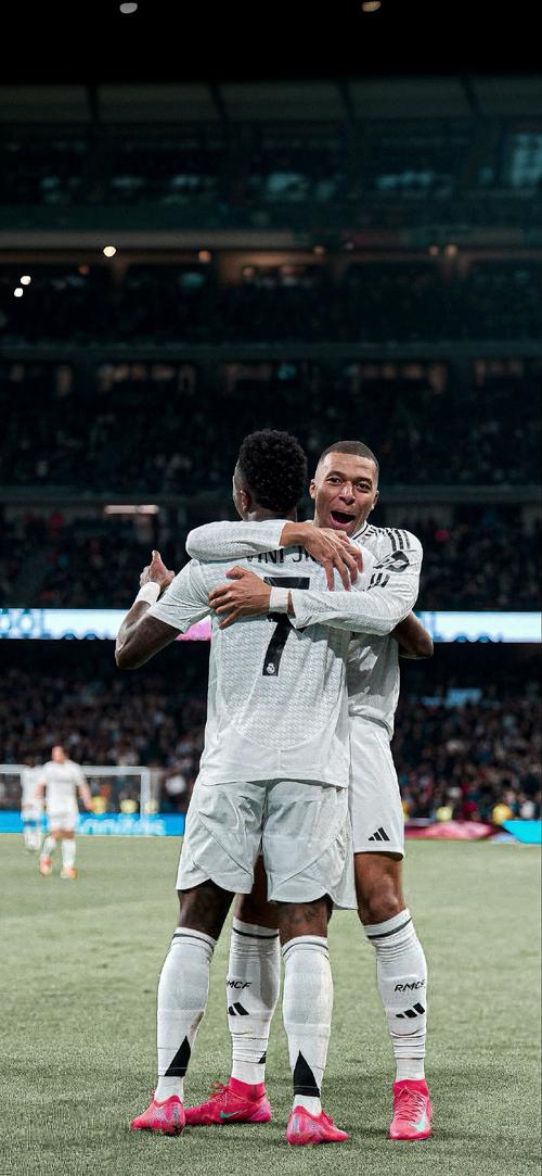 帕福斯1-0黄潜斩获队史欧冠首胜，卢卡森制胜，盖伊失单刀（帕福斯1-0力擒黄潜夺队史欧冠首胜，卢卡森建功，盖伊单刀打丢）